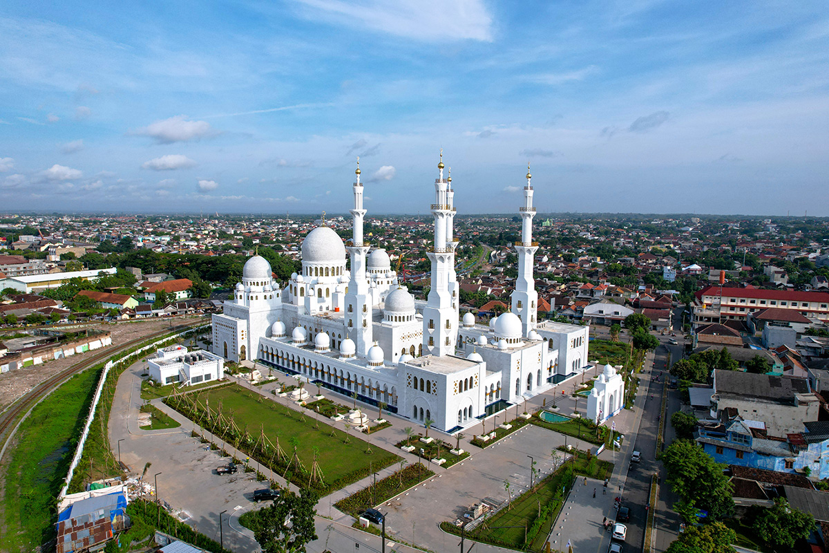 Wisata Religi Sambil Mengagumi Keindahan Arsitektur Masjid Di Indonesia